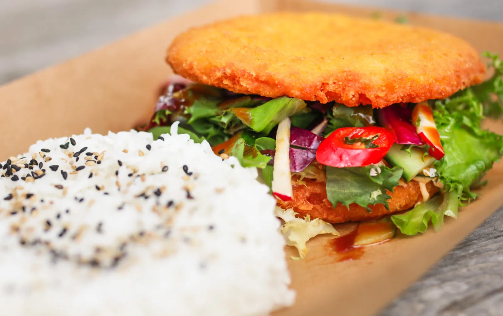 Foodtruck serverer frokost til medarbejdere